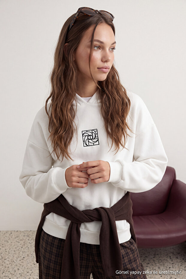 Ekru Oversize/Geniş Kalıp Nakışlı Kalın İçi Polarlı Örme Sweatshirt TWOAW25SW00070