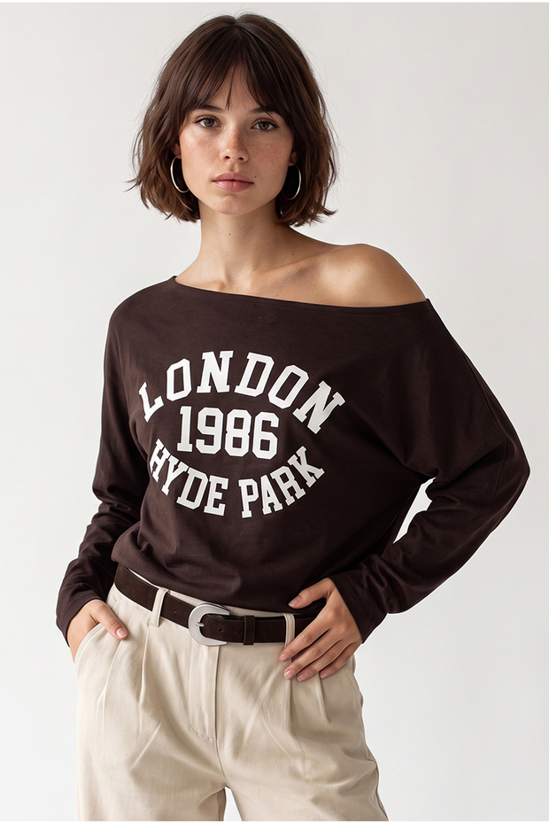 Kayık Yaka London Baskılı Viskon Uzun Kollu T-Shirt Kahverengi