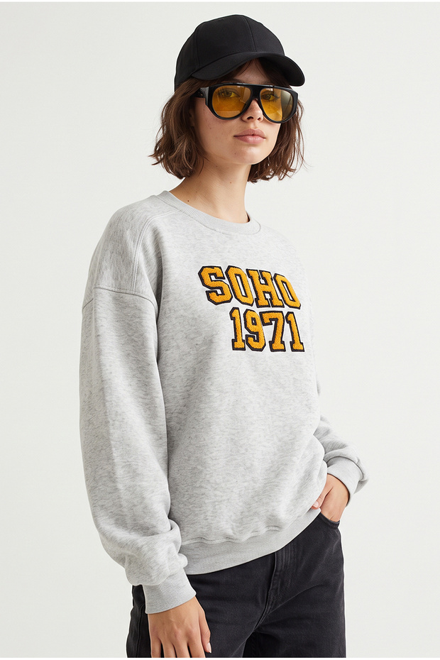 Gri Şardonlu Slogan Nakışlı Sweatshirt