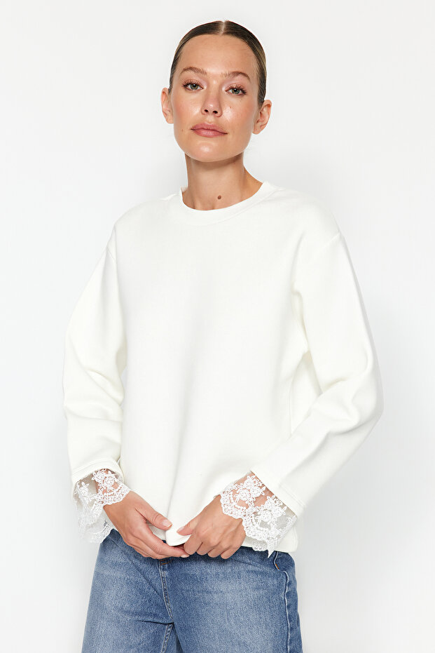 Ekru Dantel Detaylı Kalın İçi Polarlı Oversize/Geniş Kalıp Örme Sweatshirt TWOAW24SW00036 - 1