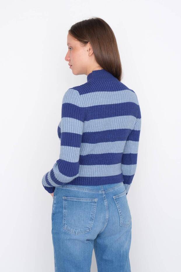 Gestreifter Strickpullover mit hohem Kragen K3250-E9 - 5