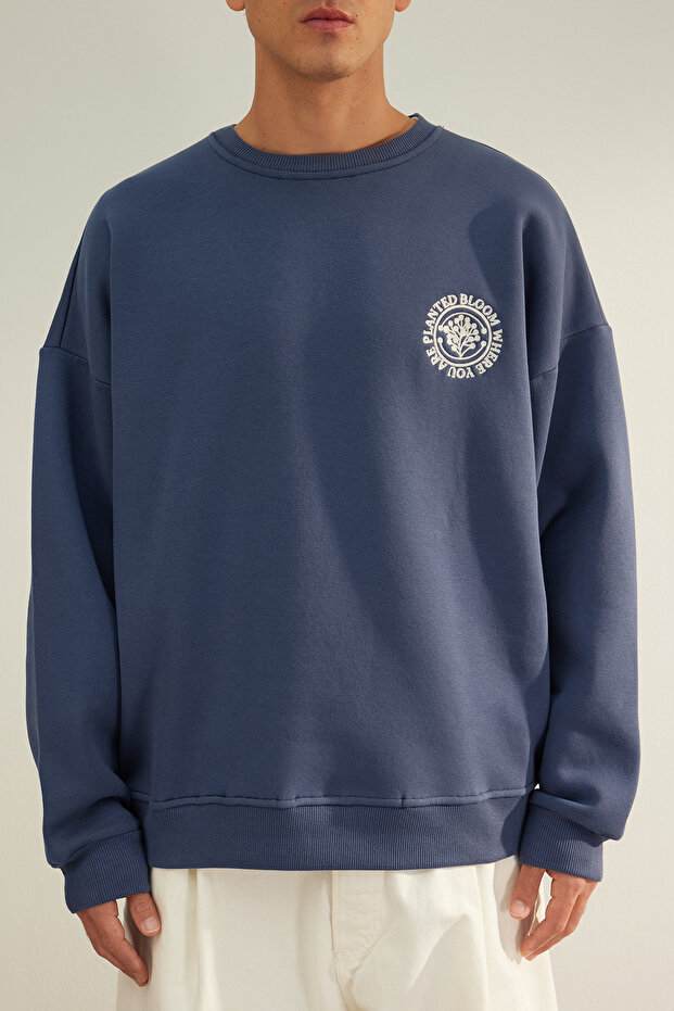 Indigo Oversize/Geniş Kesim Çiçek Nakışlı İçi Polar/Sıcak Tutan Sweatshirt TMNAW24SW00012 - 7