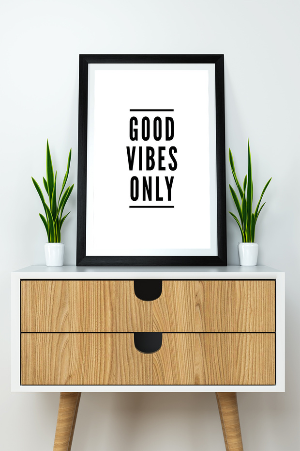 طاولة MDF مكتوبة بإطار من قطعة واحدة "Good Vibes Only"