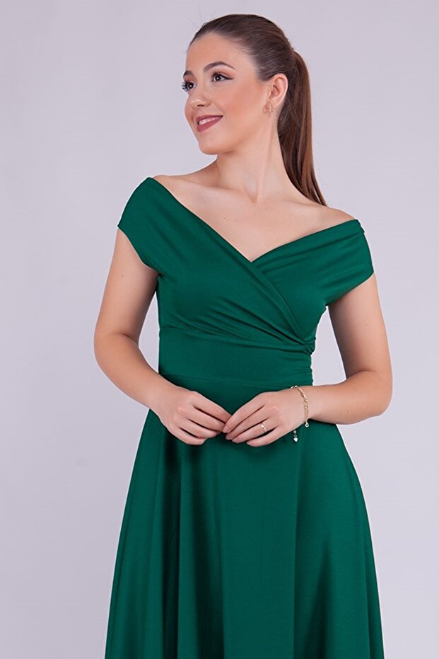 Rugalmas szövet, duplasoros dekoltázs, alacsony váll kiszélesedő vágott maxi hosszúságú, nagyméretű, smaragdzöld estélyi ruha 237 - 2