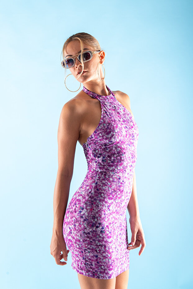 فستان قصير أرجواني منقوش بالأحجار بدون ظهر - 7