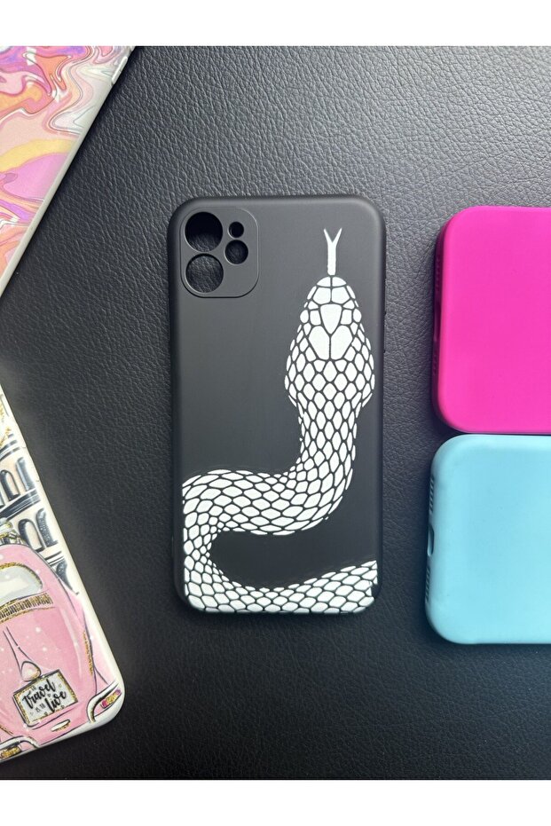 حافظة إطلاق لهاتف آيفون 11 مع نمط حماية للكاميرا باللون الأبيض على شكل ثعبان من جلد الغزال - 1