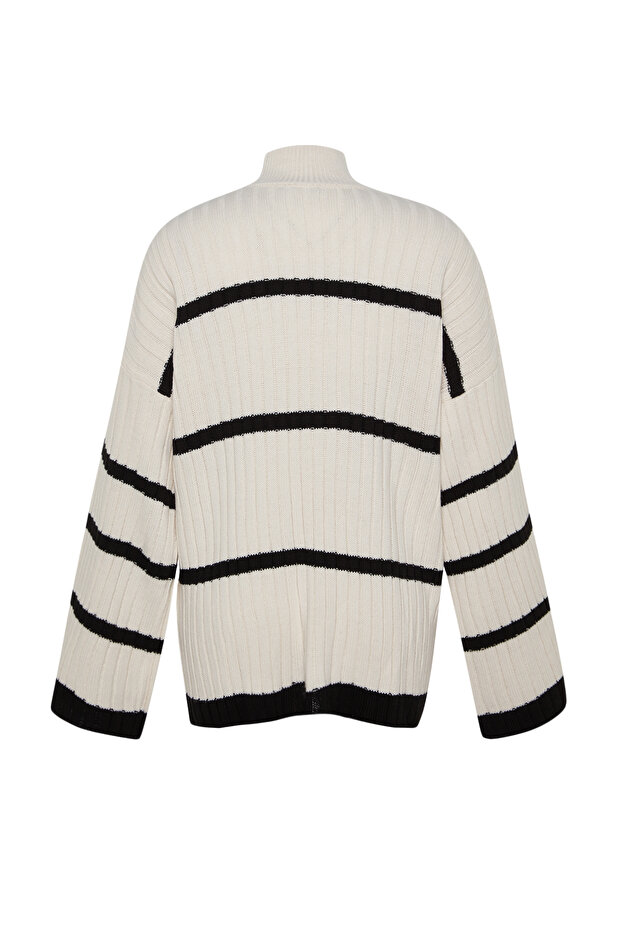 Szeroki sweter w paski w kolorze ecru - TWOAW24KZ00557 - 8