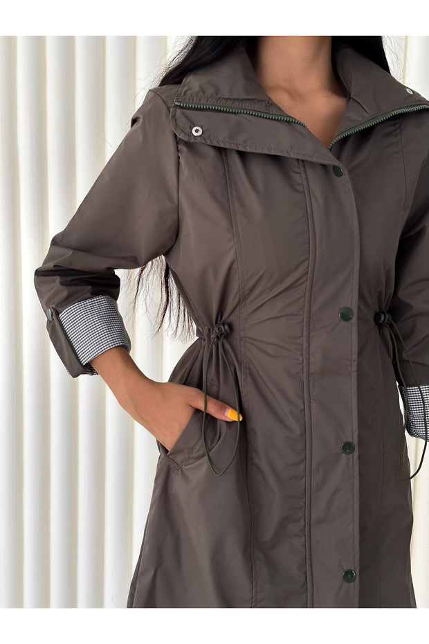 Kadın Haki Kapüşonlu Astarlı Trençkot Yanlardan Büzgülü Katlanabilir Kol - 5