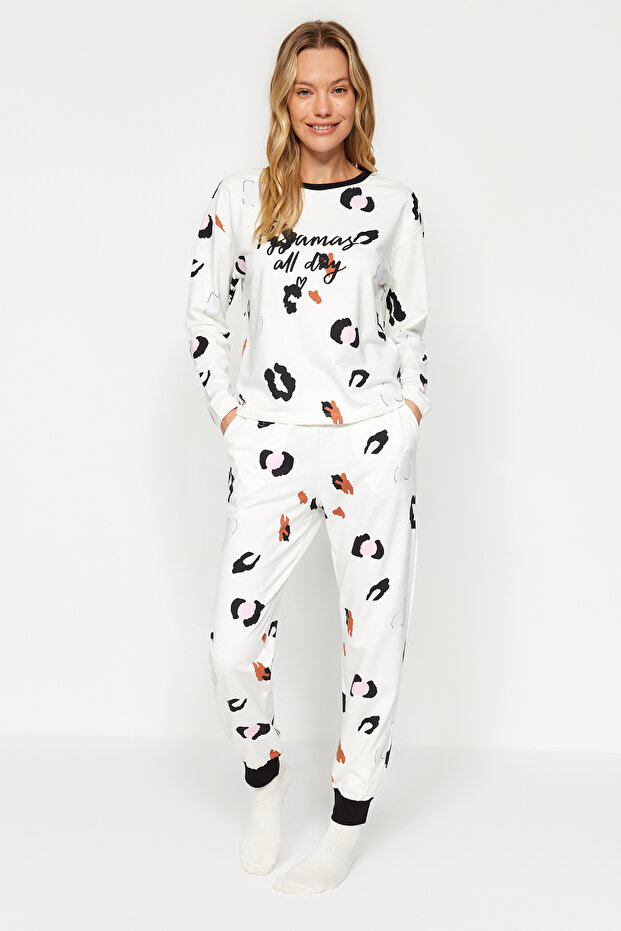 Beyaz %100 Pamuklu Leopar Desenli Sloganlı Tshirt-Jogger Örme Pijama Takımı THMAW24PT00211 - 3