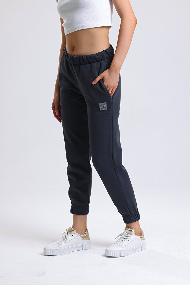 women's gray side pocket sweatpants with elasticated waist and hem
