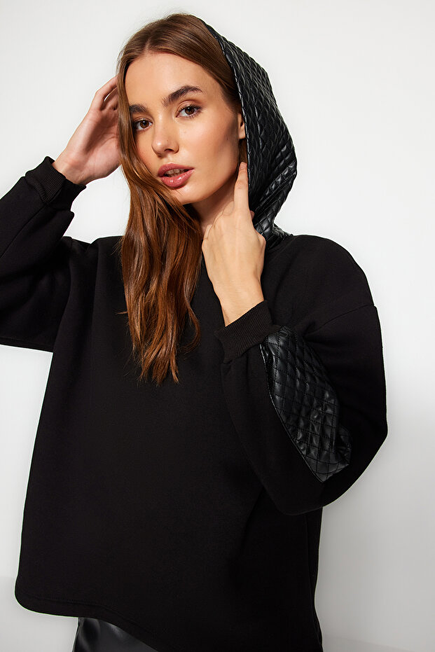 Siyah Kalın İçi Polarlı Kapitoneli Oversize/Geniş Kesim Kapüşonlu Örme Sweatshirt TWOAW24SW00205 - 3