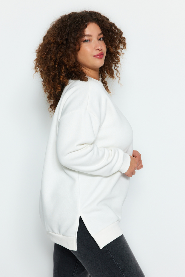 Ekru Kalın İçi Polarlı Yırtmaçlı Oversize/Bol Kesim Örme Büyük Beden Sweatshirt TBBAW24AO00003 - 1