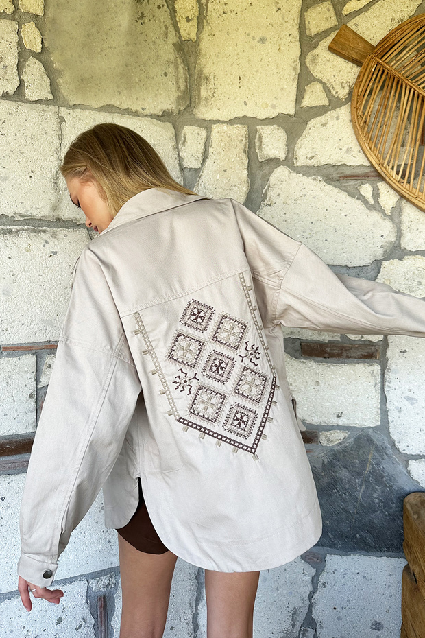 Beige Double Pocket Oversized Gabardine Jacket with Embroidered Shoulders and Back and Snap Closure Alc-X11002
