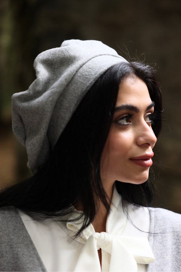 قبعة رسام كشمير رمادية اللون نسائية