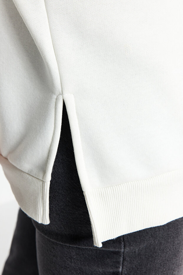 Ekru Kalın İçi Polarlı Yırtmaçlı Oversize/Bol Kesim Örme Büyük Beden Sweatshirt TBBAW24AO00003 - 4