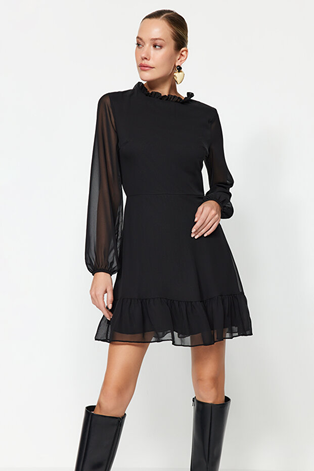Czarna szyfonowa sukienka mini - linia A, kołnierz stójka, falbana i podszewka, tkana na zimę Twoaw24El00722 - 8