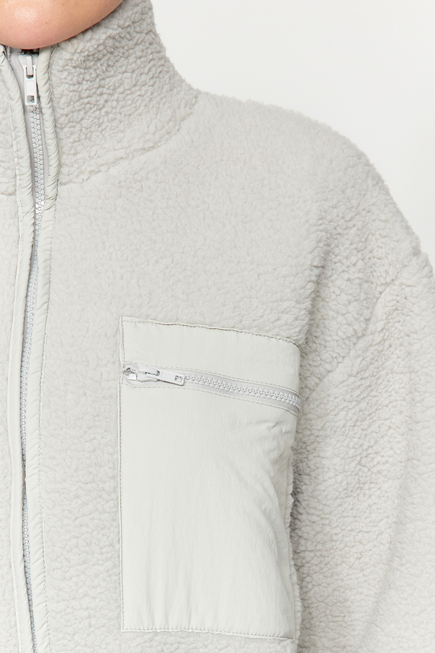 Niezbędne na zimę Szary polar zapinany na zamek, kołnierz ze stójką, kieszeń z długim rękawem, szczegółowa bluza z dzianiny TWOAW24SW00071 - 4