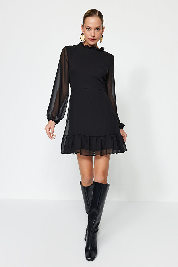 Czarna szyfonowa sukienka mini - linia A, kołnierz stójka, falbana i podszewka, tkana na zimę Twoaw24El00722 - 11