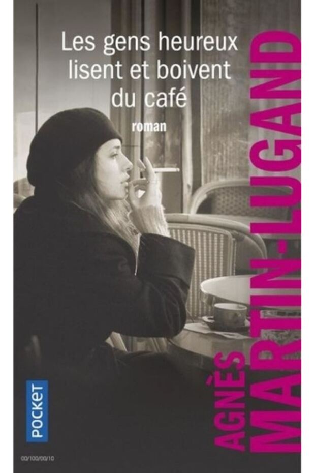 Les gens heureux lisent et boivent du café