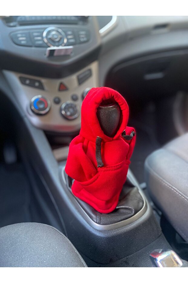 سويت شيرت بقلنسوة وغطاء ناقل الحركة باللون الأحمر
