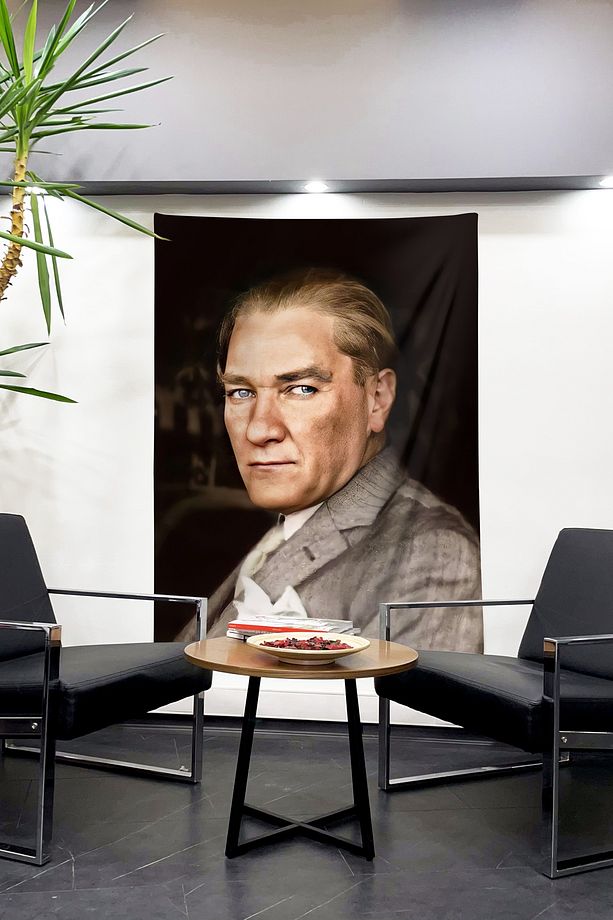 Büyük Liderin İzinde: Atatürk'ün Takım Elbise Portresi Duvar Örtüsü Duvar Halısı Tapestry - 1