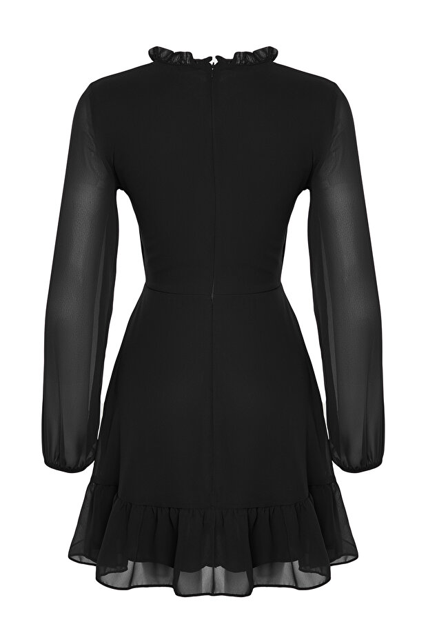 Czarna szyfonowa sukienka mini - linia A, kołnierz stójka, falbana i podszewka, tkana na zimę Twoaw24El00722 - 14