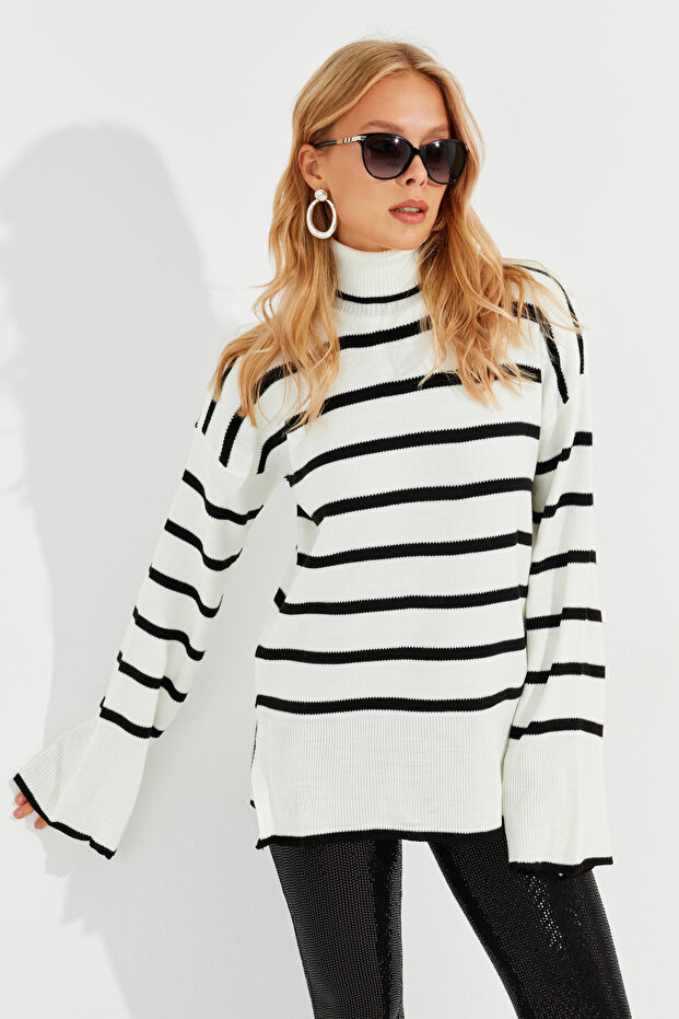 Women's Ecru Turtleneck Striped Sweater Q976