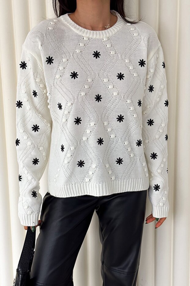 Women's White Standard Size Embroidered Oversize Knitwear Sweater