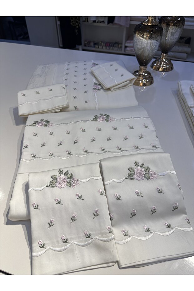 Nakış İşlemeli Pamuk Saten Pike Ve Nevresim Setimiz 7 Parçadan Oluşmaktadır. - 1