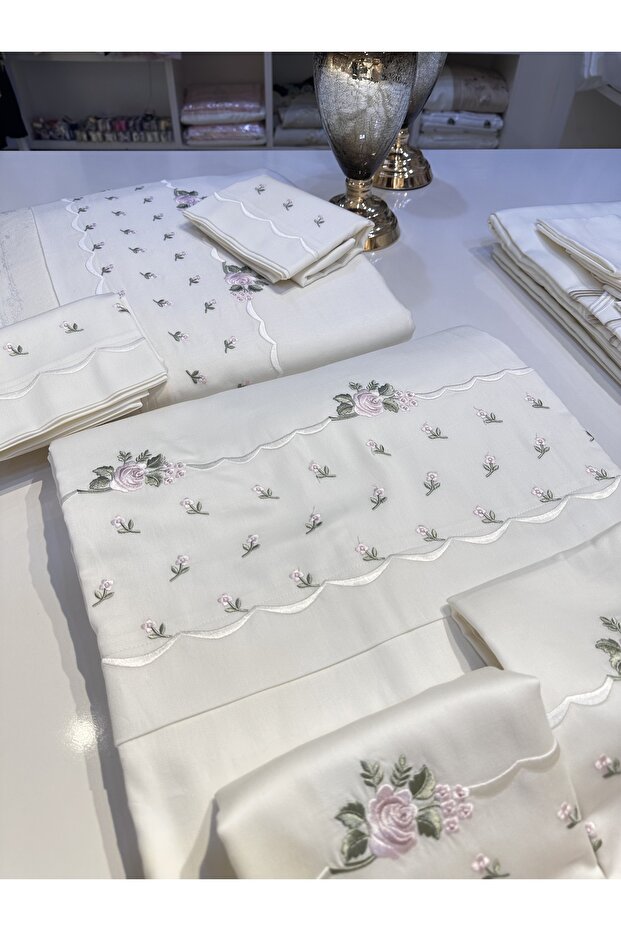 Nakış İşlemeli Pamuk Saten Pike Ve Nevresim Setimiz 7 Parçadan Oluşmaktadır. - 4