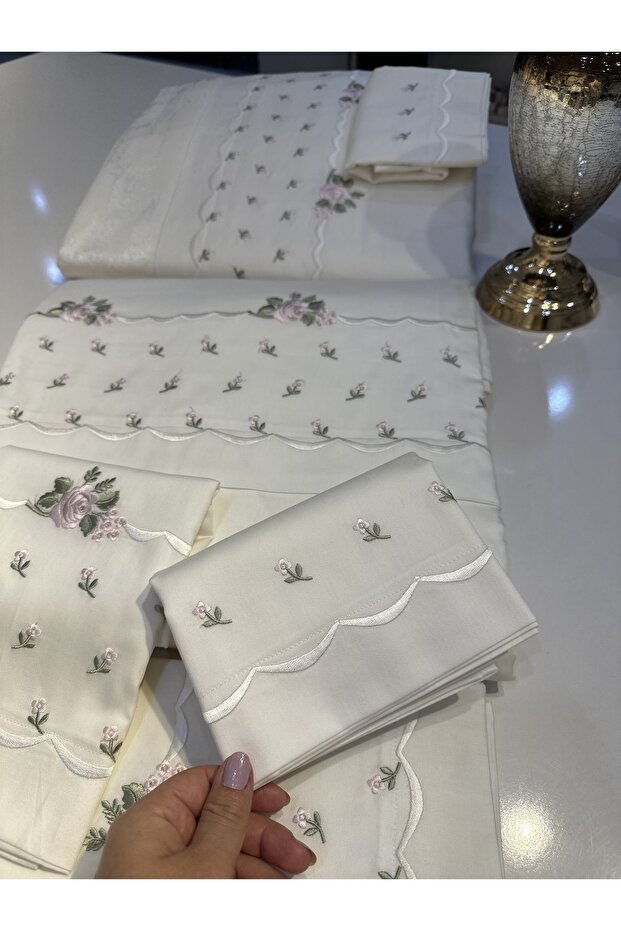 Nakış İşlemeli Pamuk Saten Pike Ve Nevresim Setimiz 7 Parçadan Oluşmaktadır. - 6