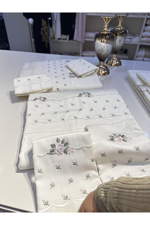 Nakış İşlemeli Pamuk Saten Pike Ve Nevresim Setimiz 7 Parçadan Oluşmaktadır. - 3