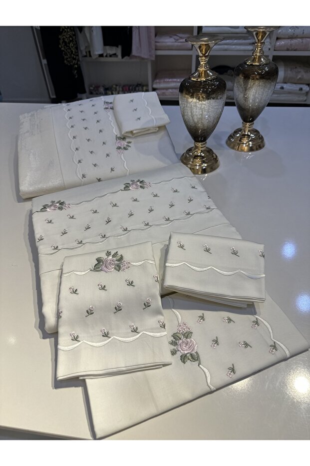 Nakış İşlemeli Pamuk Saten Pike Ve Nevresim Setimiz 7 Parçadan Oluşmaktadır. - 5