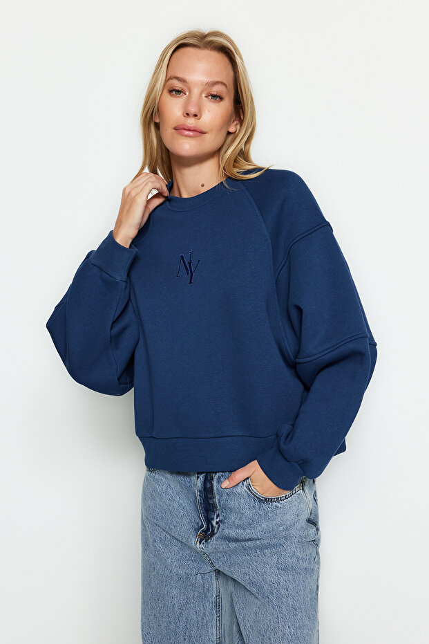 Indigo Bisiklet Yaka Regular Fit Nakışlı Kalın İçi Polarlı Örme Sweatshirt TWOAW24SW00199 - 1