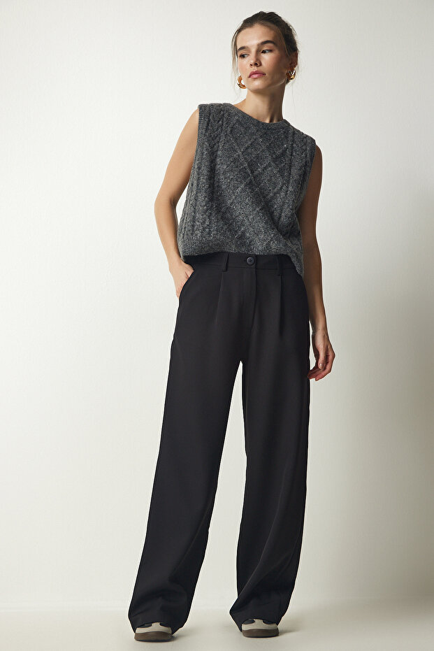 Women's Black Pleated Woven Trousers UB00188