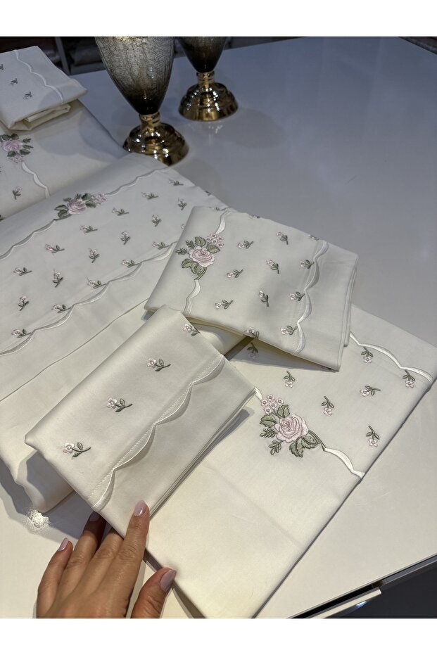 Nakış İşlemeli Pamuk Saten Pike Ve Nevresim Setimiz 7 Parçadan Oluşmaktadır. - 7