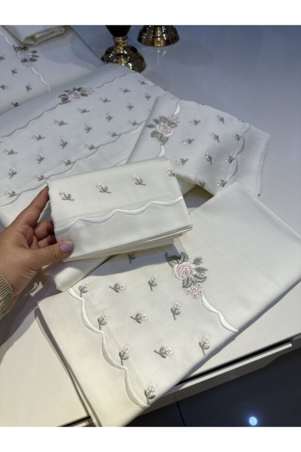 Nakış İşlemeli Pamuk Saten Pike Ve Nevresim Setimiz 7 Parçadan Oluşmaktadır. - 8