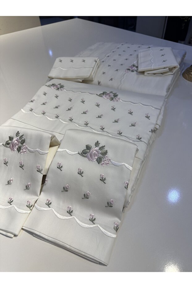 Nakış İşlemeli Pamuk Saten Pike Ve Nevresim Setimiz 7 Parçadan Oluşmaktadır. - 2