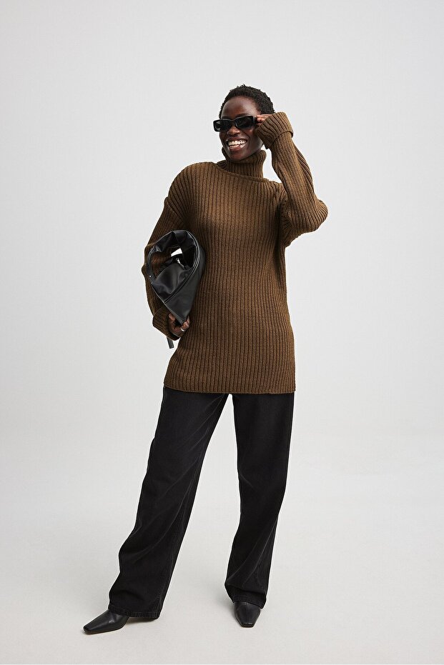 Gerippter Rollkragenpullover mit seitlichem Schlitz - 4