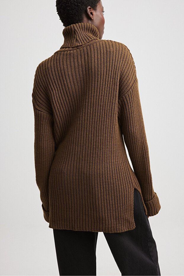 Gerippter Rollkragenpullover mit seitlichem Schlitz - 3