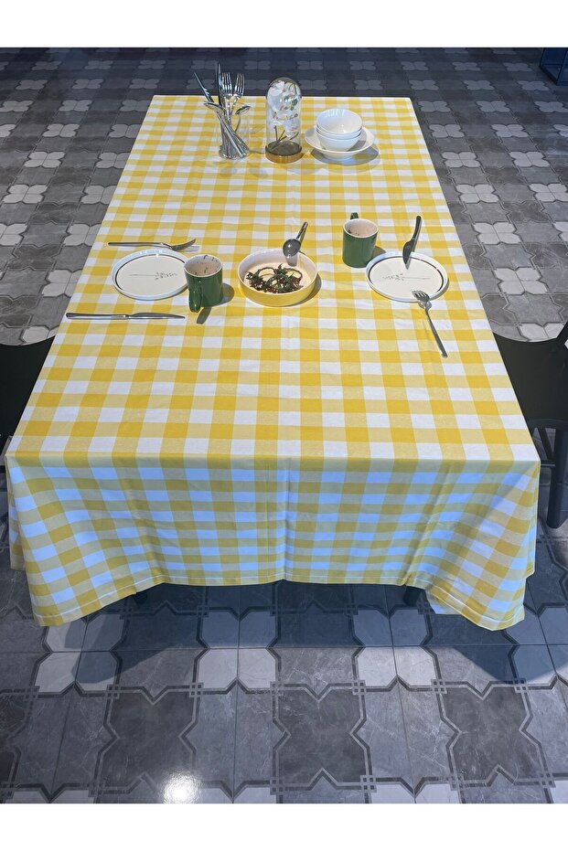 Plaid Patterned Tablecloth - 1