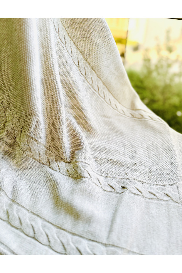 knitwear welsoft baby blanket with plush detail