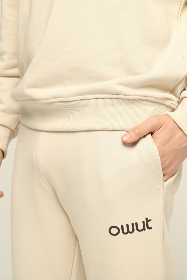 طقم رياضي أساسي بتفاصيل مطبوعة سادة للرجال - 6