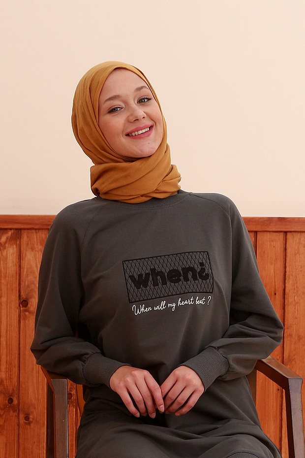 Антрацитова спортивна туніка з аплікацією - 1