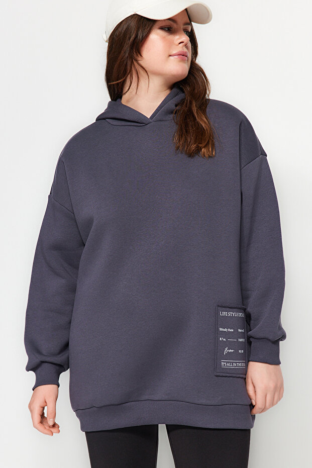 Antrasit Nakış Detaylı Oversize/Bol Kesim Örme Büyük Beden Sweatshirt TBBAW24AO00018