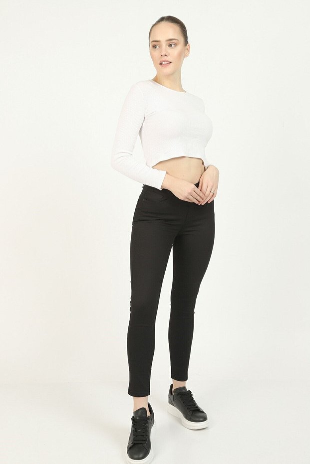 Black Super Skinny Jeans that do not shed color and are loose-fitting.