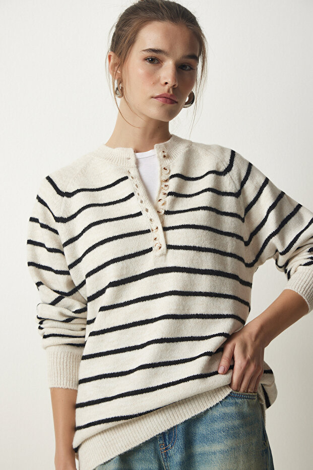 Dámský kostěný černý proužkovaný pletený svetr s klopou na knoflíky LX00040 - 2