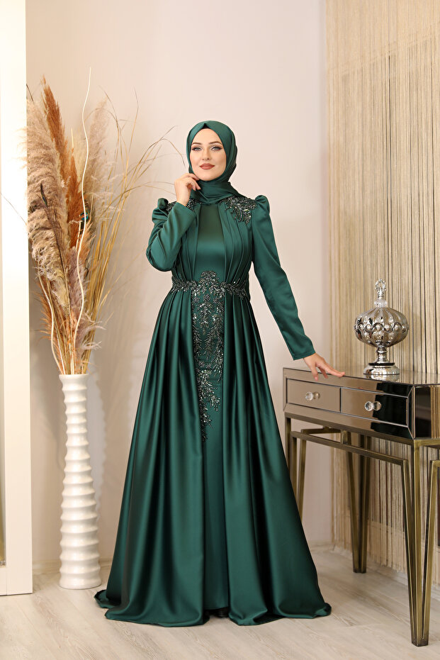 فستان سهرة محتشم Karaca بتصميم درابيه أمامي وتطريزات أبليك، باللون الأخضر الزمردي