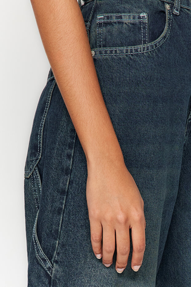 Tartósabb, sötétkék mosott hatású, bő szabású, magas derekú, laza farmernadrág TWOAW24JE00308 - 9