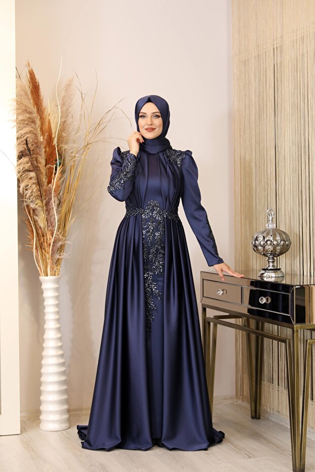 فستان سهرة محتشم Karaca بتصميم درابيه أمامي وتطريزات أبليك، باللون الكحلي